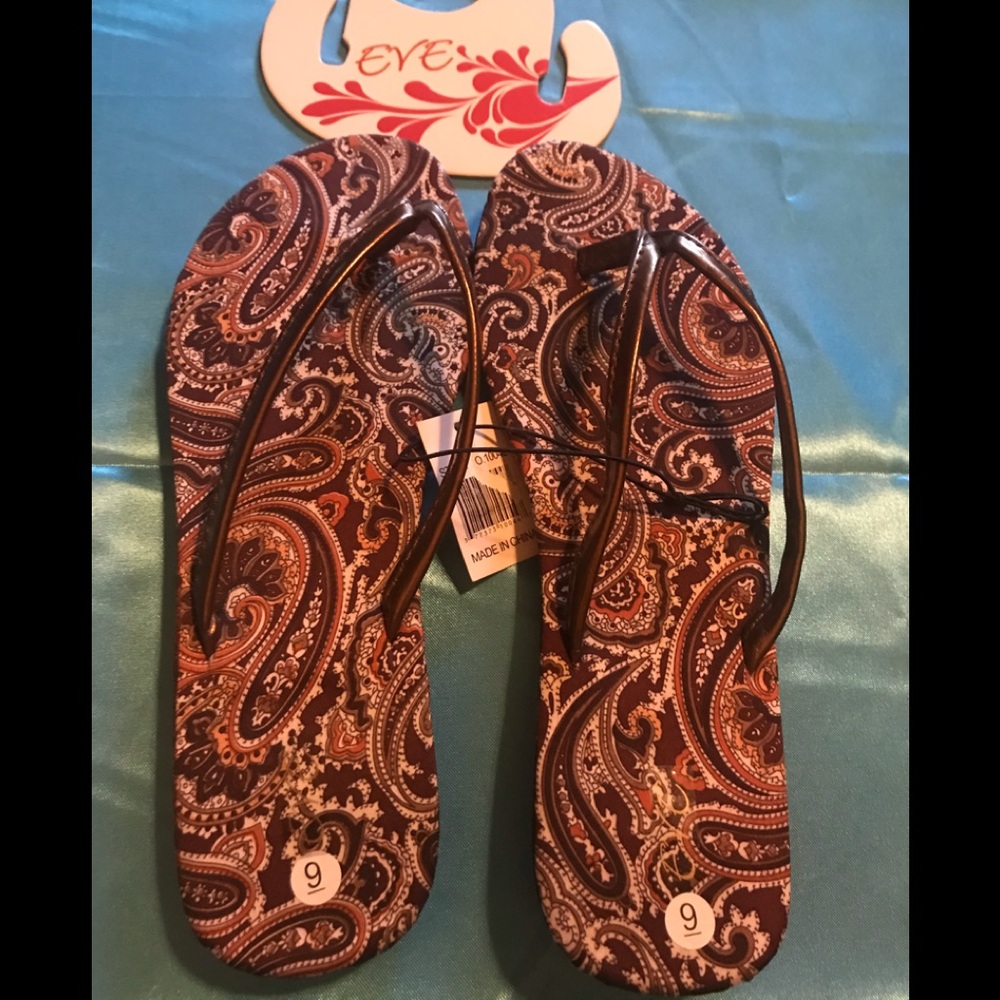 EVE sandals. 9M. Bronze colored. New with tags.